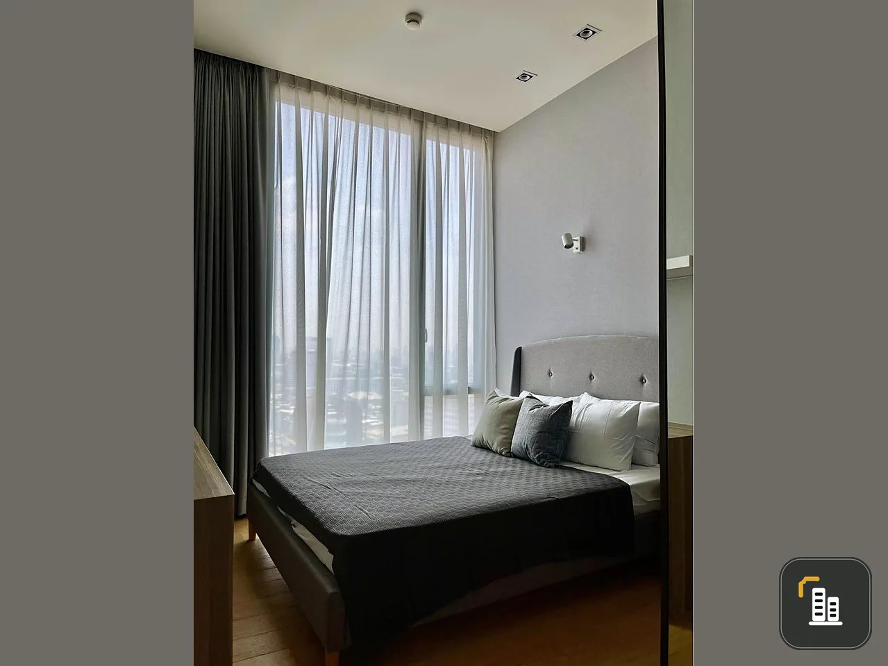 For rent 28 Chidlom, high floor, very good atmosphere. Complete with simple, elegant decorations, it's extremely livable. If you don't book, you'll re