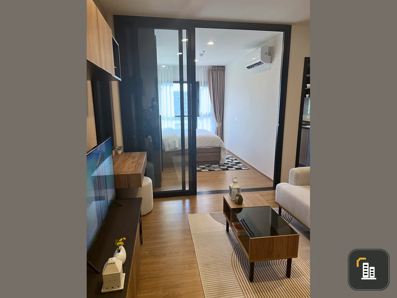 Selling down payment The Line Vibe, 19th floor, good project, close to the BTS. If interested in owning it, hurry and reserve now.