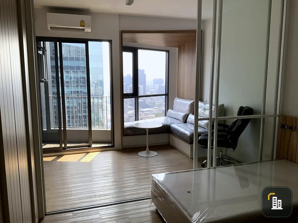 Triple Y Residence for sale with tenants, room 3204, glass partitioned room with city view, book now.