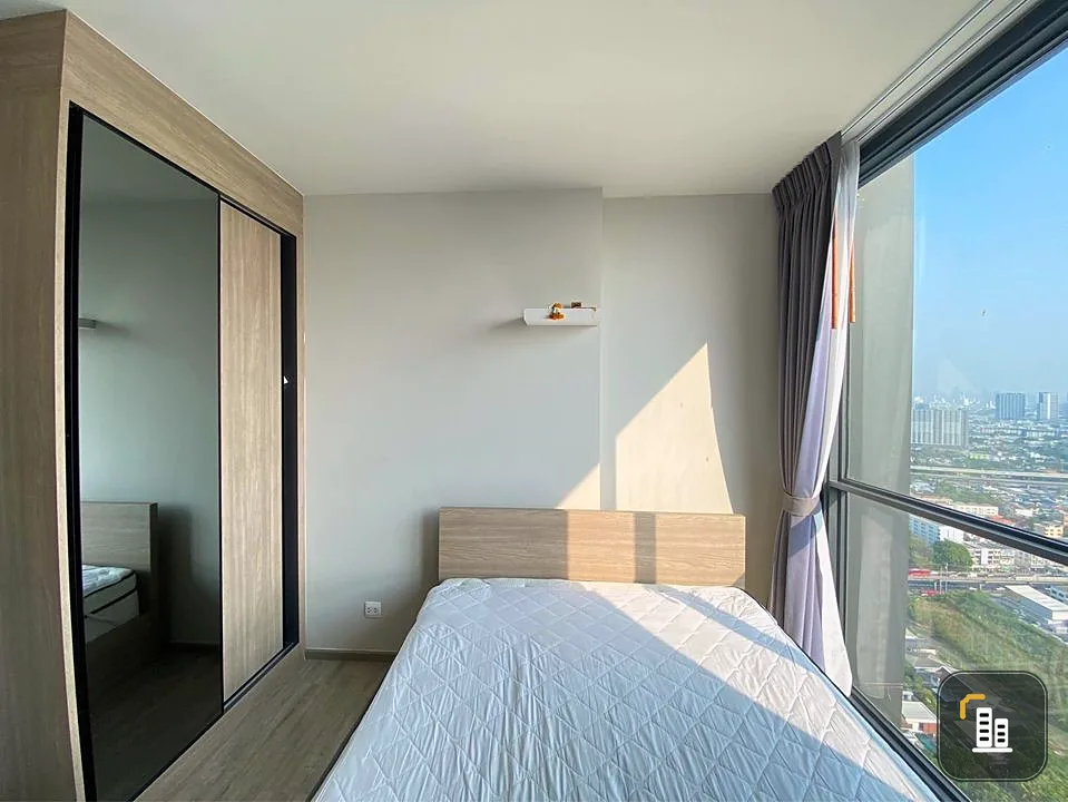 For sale: The Line Wong Sawang, high floor room, beautiful Chao Phraya River view. The room is divided into nice proportions. It's yours.