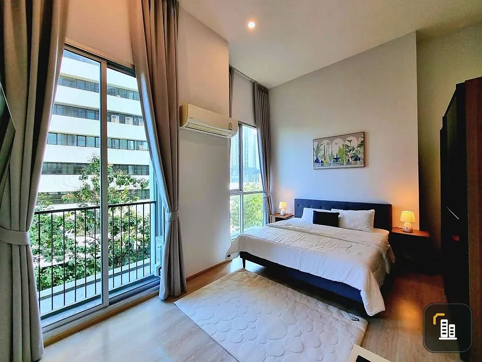 For sale or rent Noble Revolve Ratchada 2, corner room has a lot of privacy, 4 meter high ceiling, doesn't feel cramped. You can reserve it now.