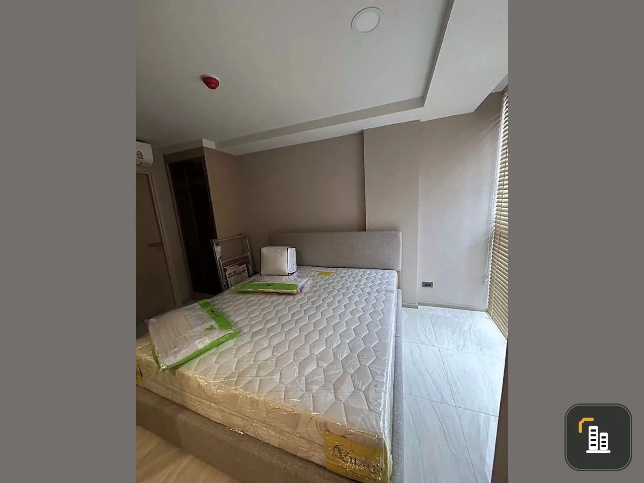 For rent or sale: Walden Asoke, fully furnished, ready to move in. The big bed is soft and very comfortable to sleep on. Can't make a reservation?