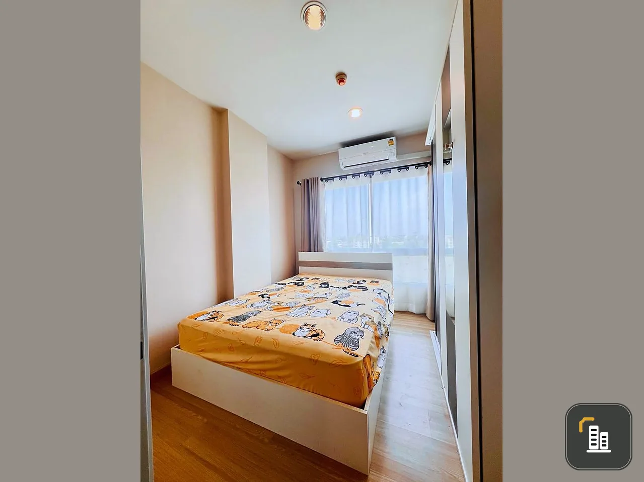 For sale: The Kith Light Bangkadi-Tiwanon. Wallpaper installed throughout the room, complete set of furniture, large wardrobe, reserve now.