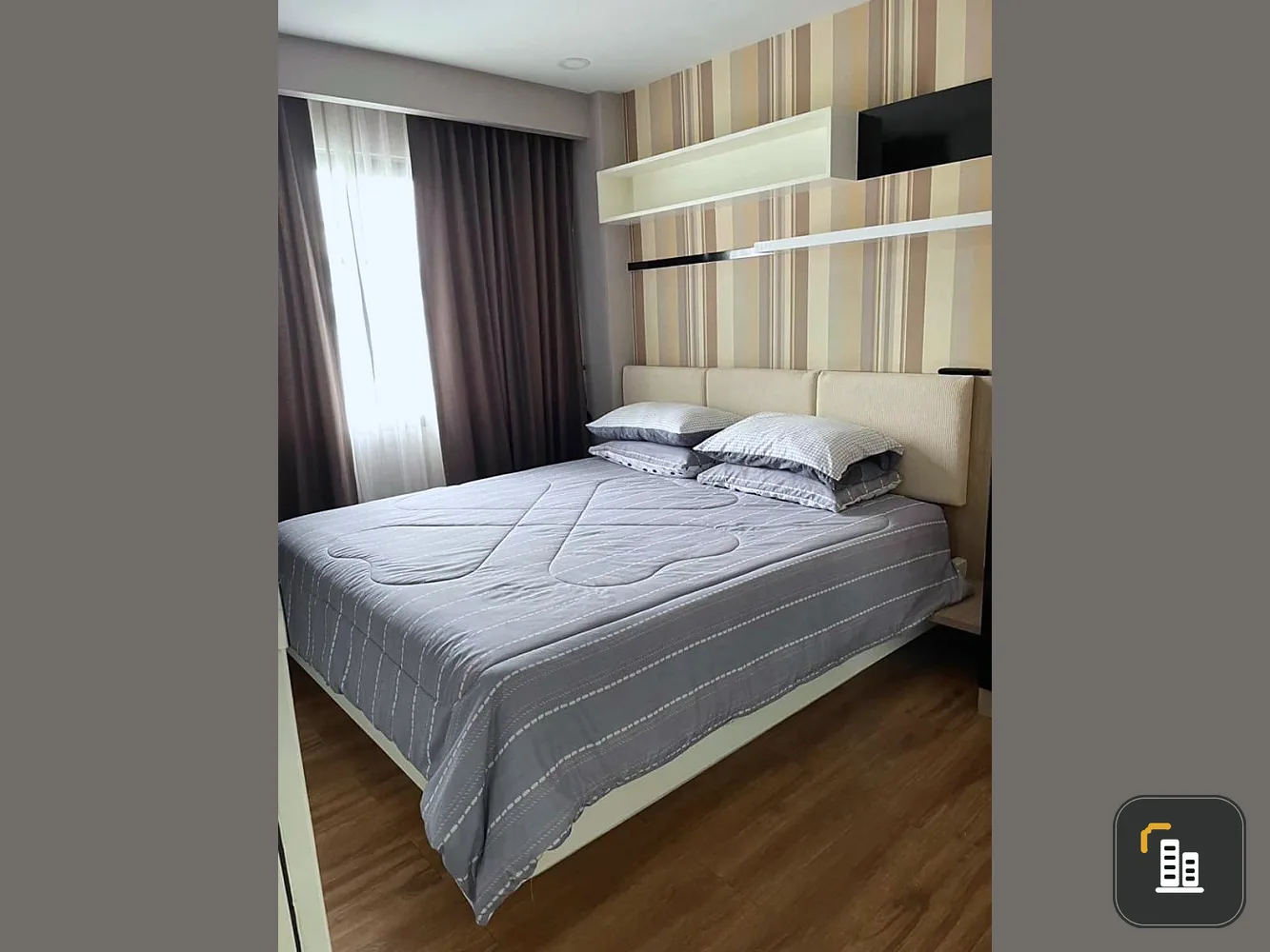 For sale/rent Dusit Grand Park, wallpapered room with good built-ins. Don't delay, own it quickly.