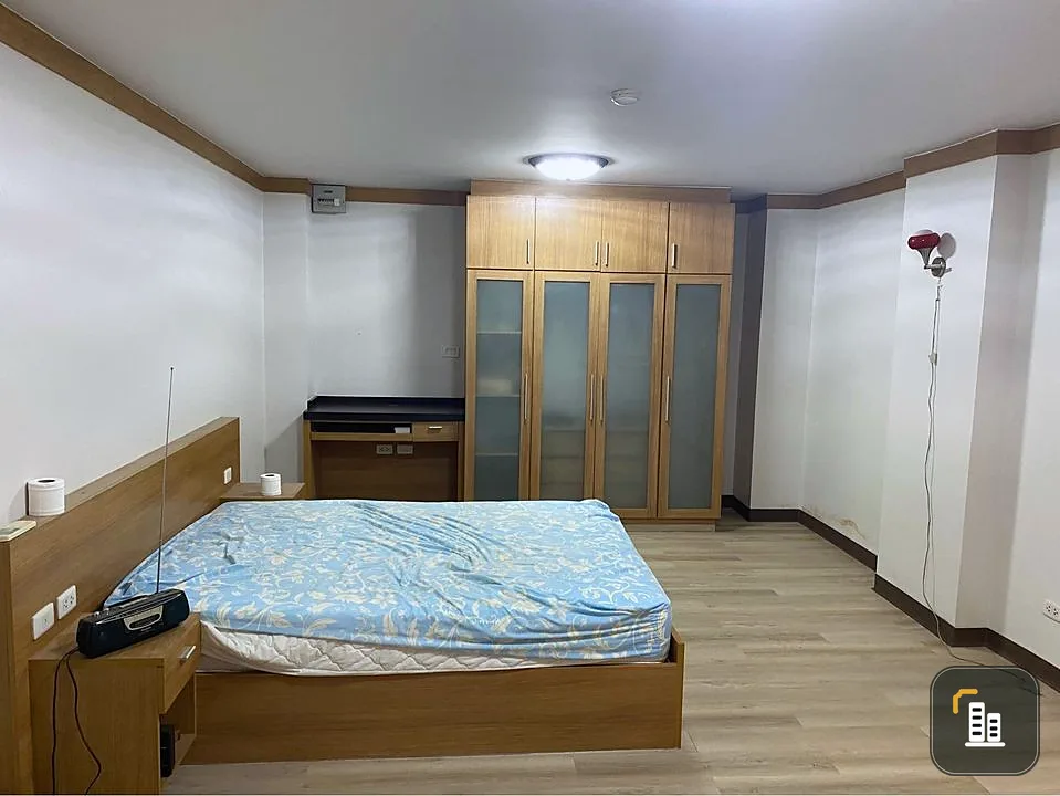 For sale: Champs Elysees Tiwanon, 1 bedroom, 2 bathrooms, very large room, lots of usable space, fully furnished, hurry and reserve now.