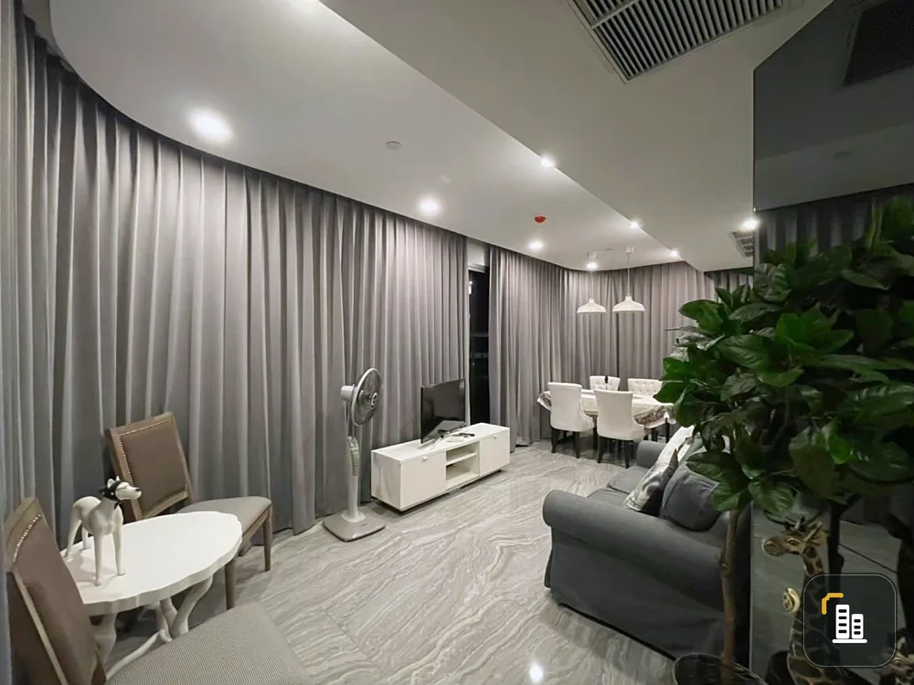 For rent: Ashton Chula - Silom, 45th floor, very high, wow city view. Beautiful room decorated with built-ins throughout the room. Move now.