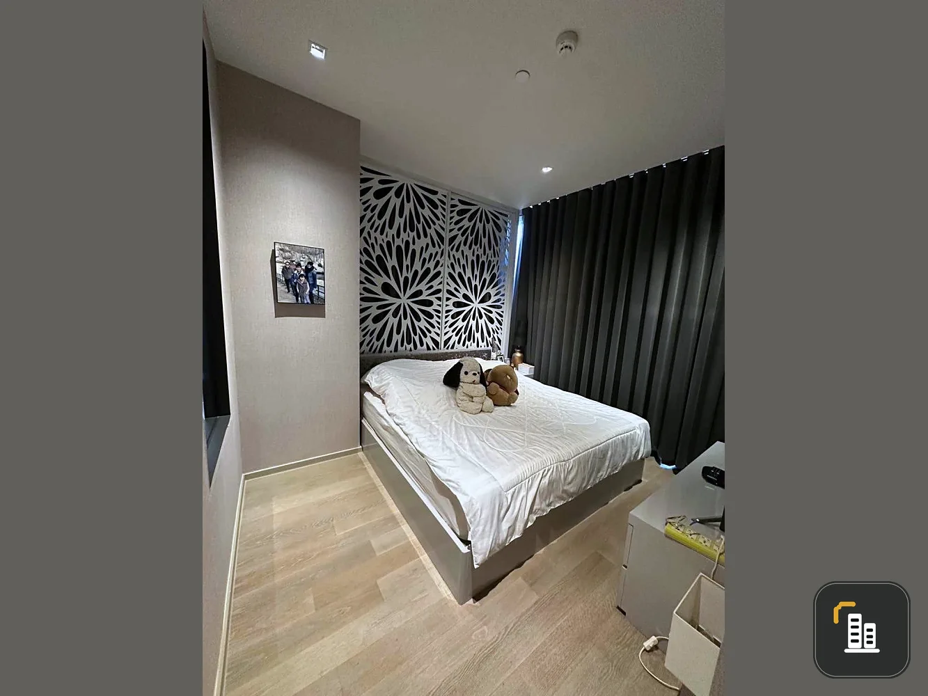 For rent: Ashton Chula-Silom, 22nd floor, great city view, beautifully decorated room, nice to live in, great Buit-In, don't miss it.