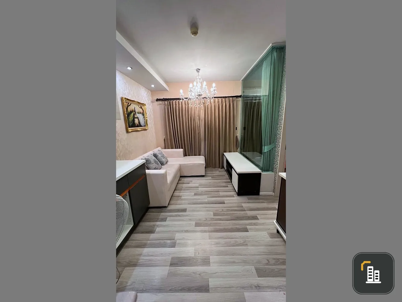 For sale/rent, East 2 Rama 2, room with good wallpaper throughout the room, decorated with chandelier to add luxury, buy.