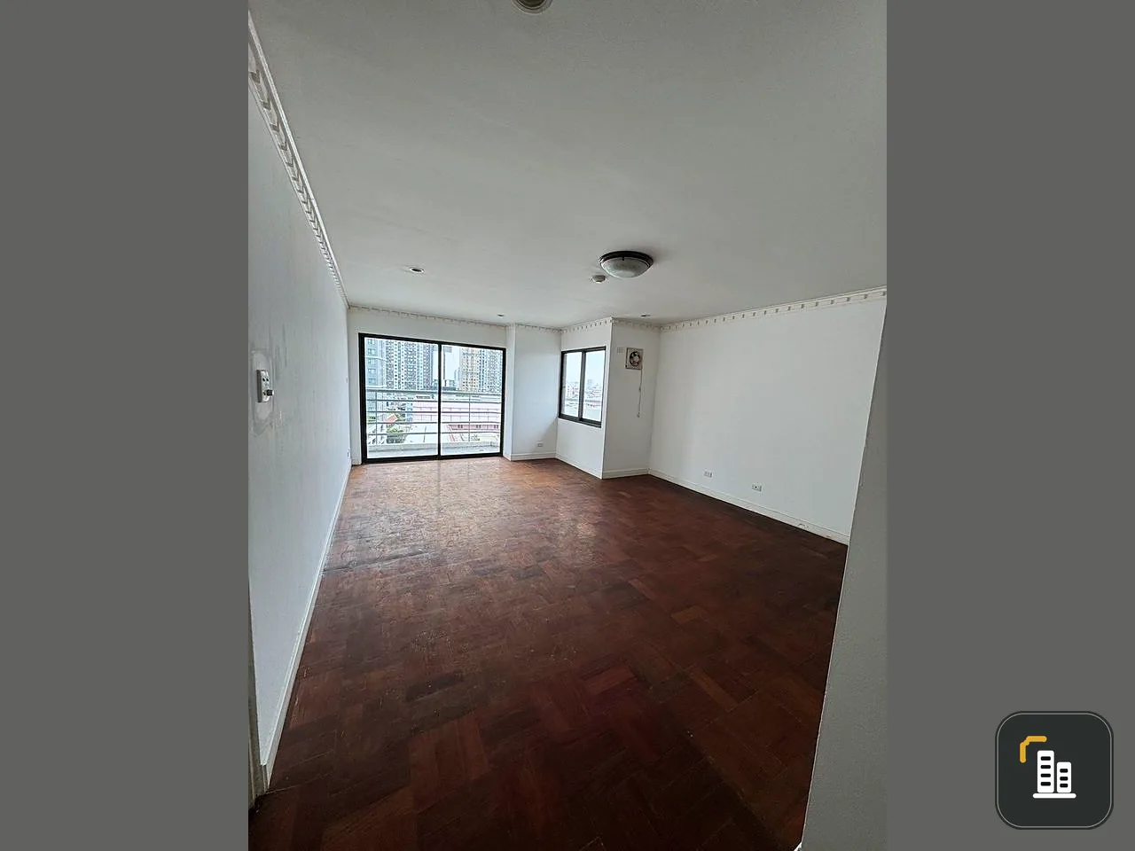 Urgent sale, Thana Tower Condo, very large room, lots of usable space. The floor is laid with good parquet. Hurry and reserve now.
