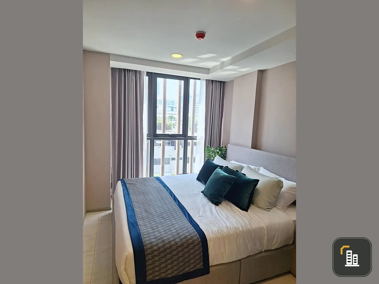 For rent: Walden Asoke. The room is well proportioned. The bed is big and comfortable to sleep in. The room on the 5th floor isn't hot. Don't delay, h