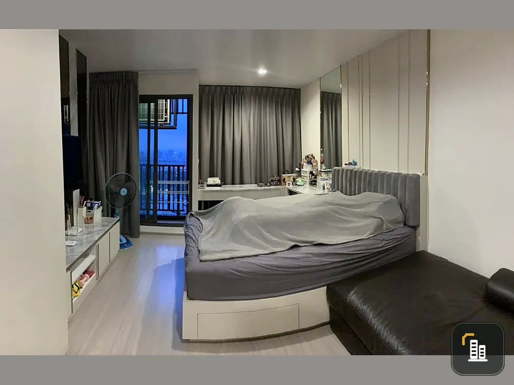 For sale, for rent, Life Ladprao, 43rd floor, the highest, very good view, decorated with awesome built-in furniture. Can't miss it anymore.