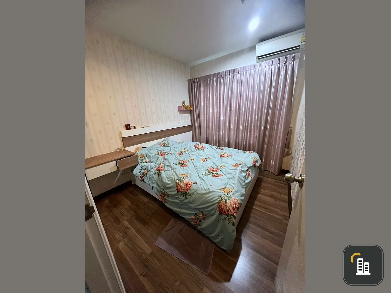 For sale: Centric Tiwanon Station, 34th floor room with good wallpaper. The big bed is very comfortable to sleep in. You can't miss it!!