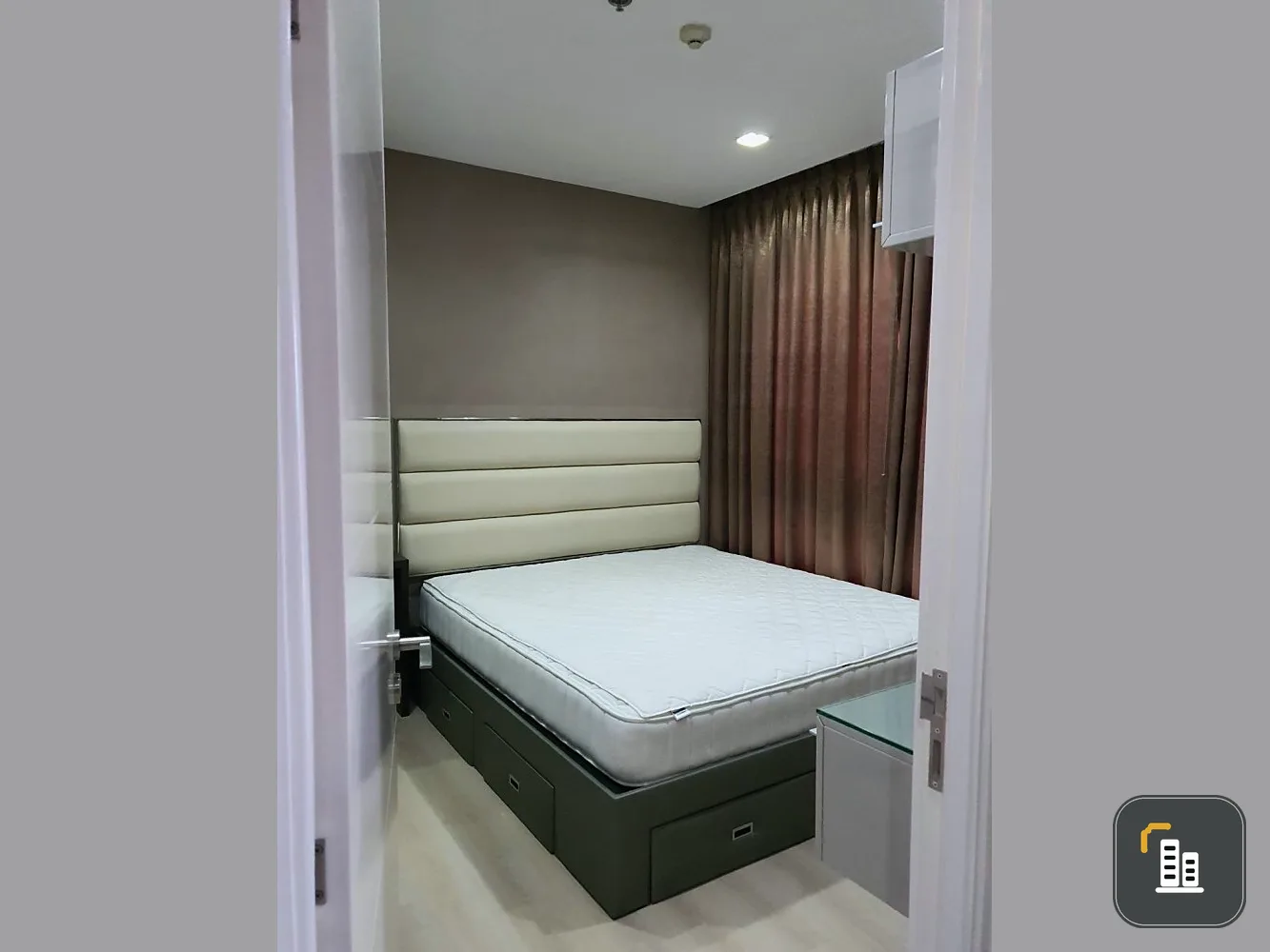 For rent: The Signature by Urbano, 19th floor, room decorated simply, comfortable to live in, just come and move in.