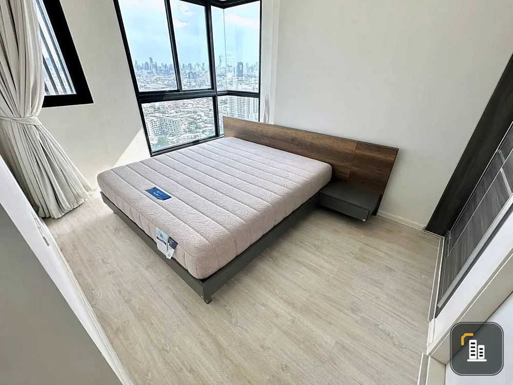 Condo for rent: Quinn Ratchada 17, corner room, south side, strong wind, next to MRT Sutthisan.