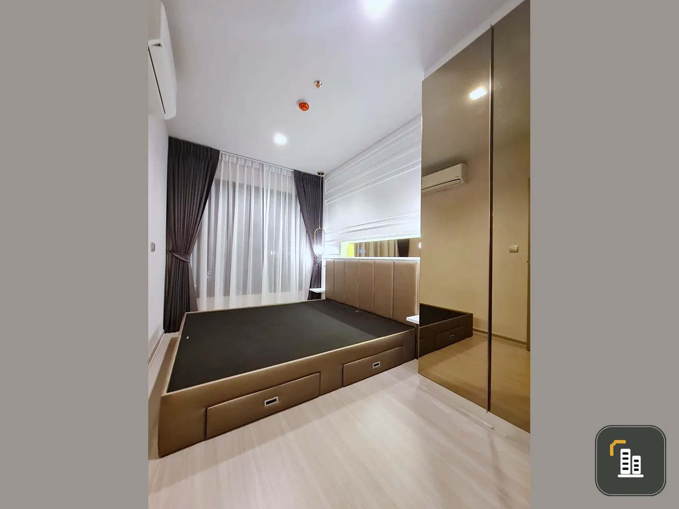 Condo for sale: Life Asoke-Rama 9, corner room, windows all around, spacious room, don't miss it.