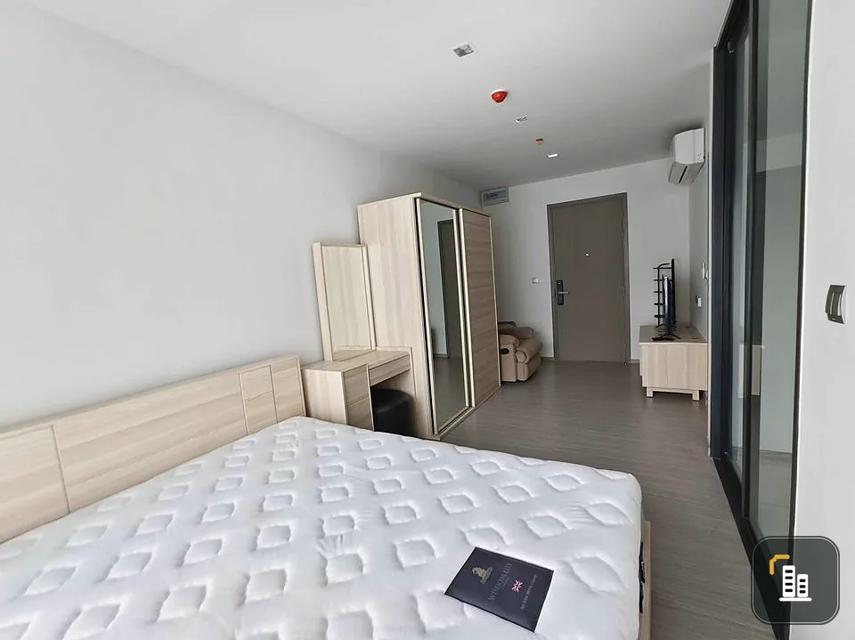 For rent, Life Asoke Hype, decorated room, ready to move in. There is complete furniture and electrical appliances ready to use. Don't miss it.