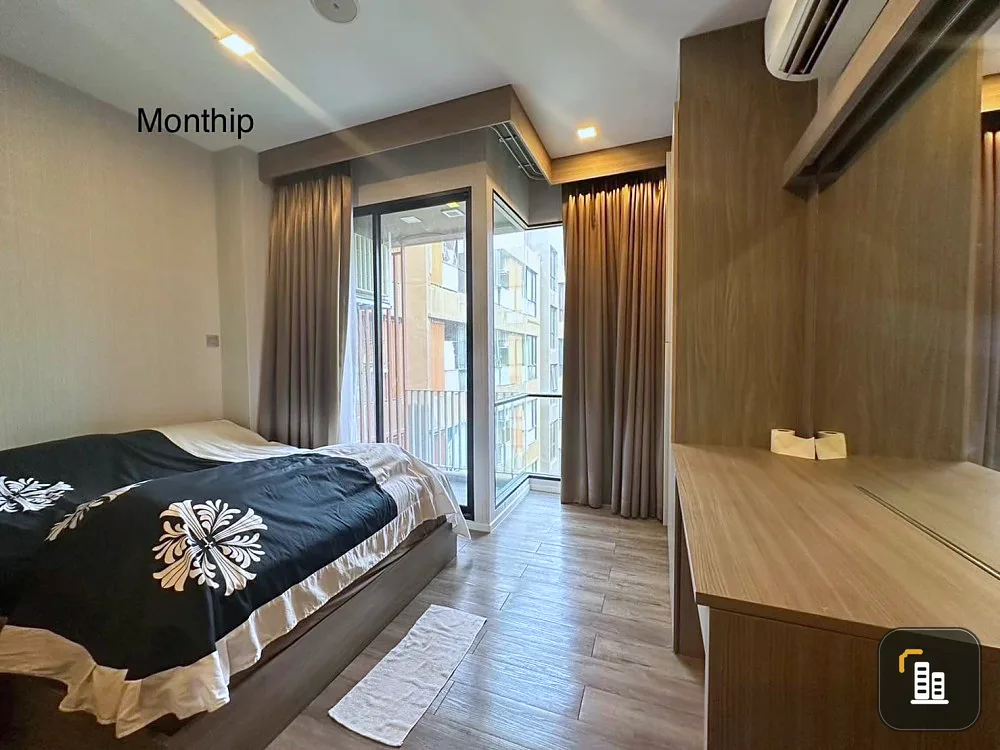 For sale: Brown Condo Ratchada 32, very new room, has a balcony, complete furniture and electrical appliances.