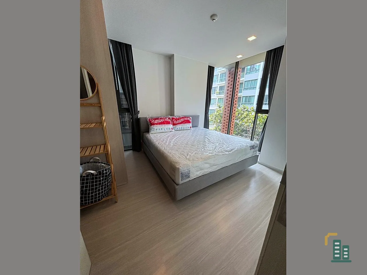 For sale: Quintara Treehouse Sukhumvit 42, corner room, quiet and private. Spacious space, not cramped. Don't miss it.