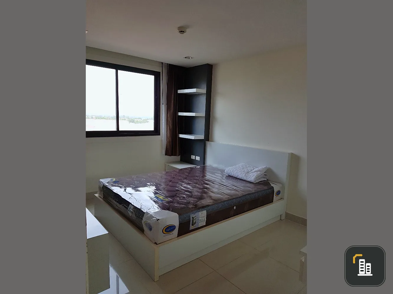 Selling The Time, bright room, good wallpaper. Comes with a built-in kitchen. Can't reserve anymore.