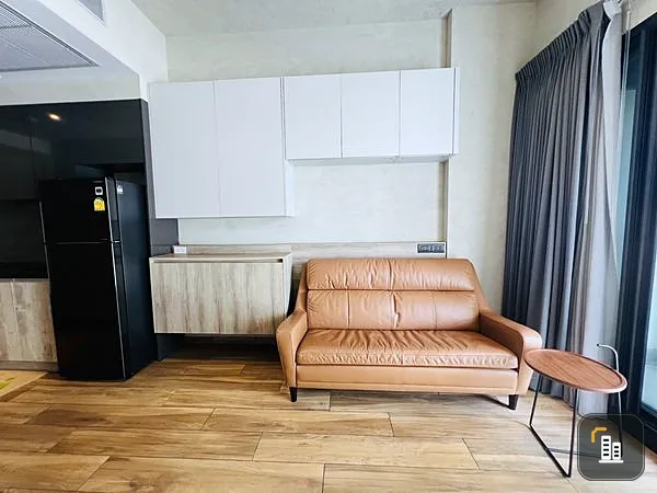 For rent, The Loft Asoke, room decorated in warm wood tones, like being at home. With full furniture Ready, reserve now