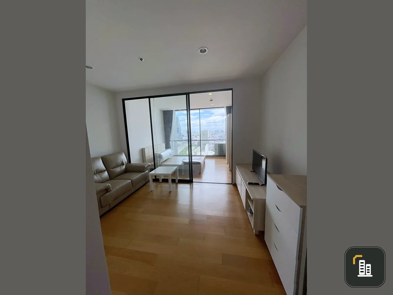 For sale: Noble Revo Silom, 20th floor, empty room, high floor, good view, no blocking buildings. If interested in being an owner, hurry and reserve n