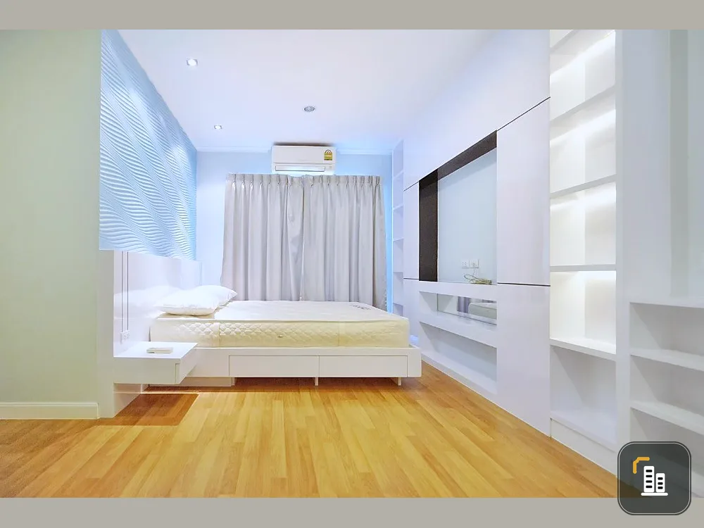 For rent, Lumpini Park Riverside - Rama 3, white room, very spacious, chicly decorated, plus a great view. Book now.