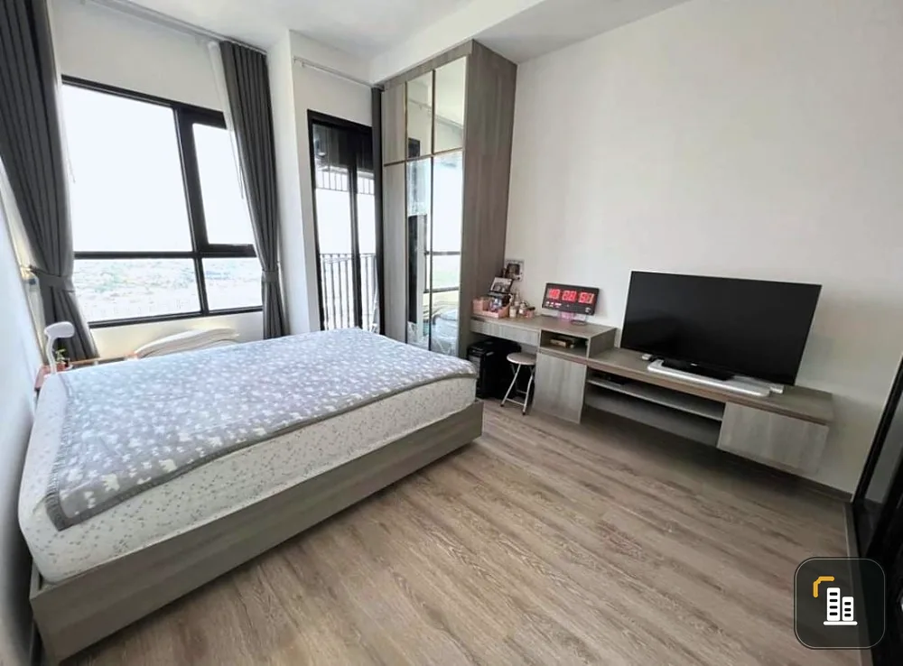 For sale: Knightsbridge Prime On Nut, 41st floor, open view, pleasing to the eye. The room is well decorated with furniture. Hurry and move in.