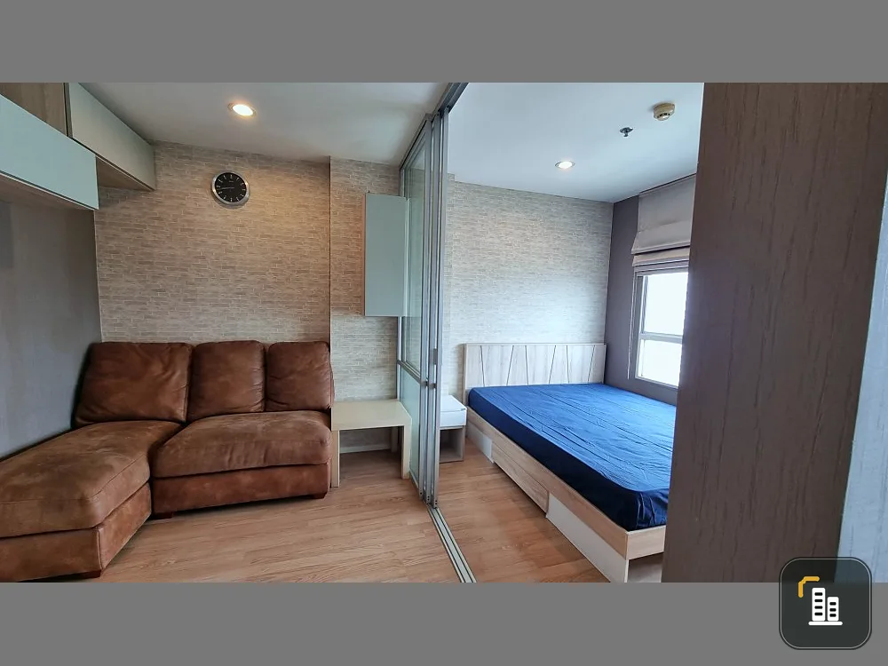 Urgent sale, Condo Lumpini Ville Ramkhamhaeng 60/2, well separated room. Install wallpaper in the entire room. Good price. Book now.