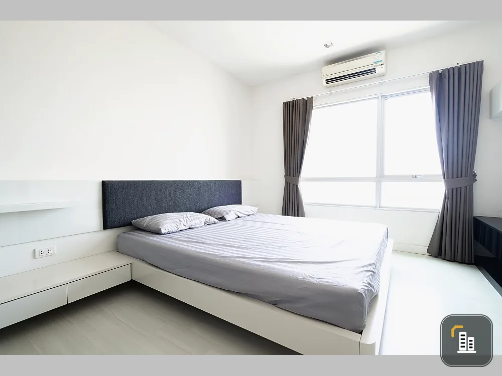 For sale: The Room Ratchada-Lat Phrao, 15th floor, corner room, very private. The sofa is very large and comfortable to sit on. Reserve now.