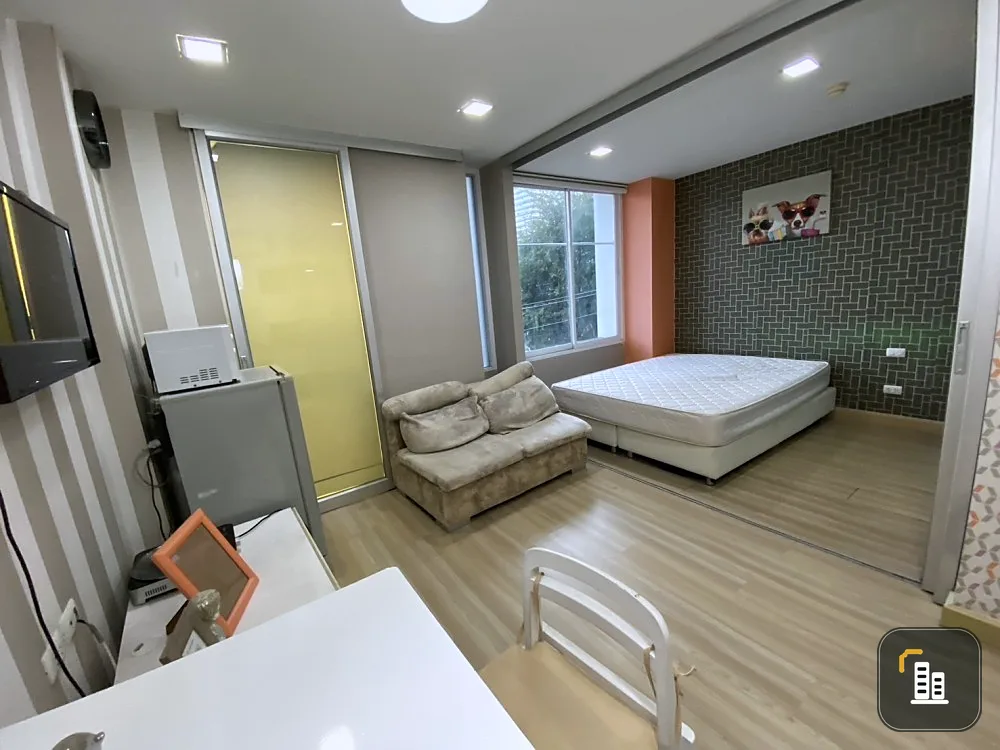 Condo for rent: The Colorry Vivid, separate glass partitioned room. Install the wallpaper well. Don't delay. Book now.