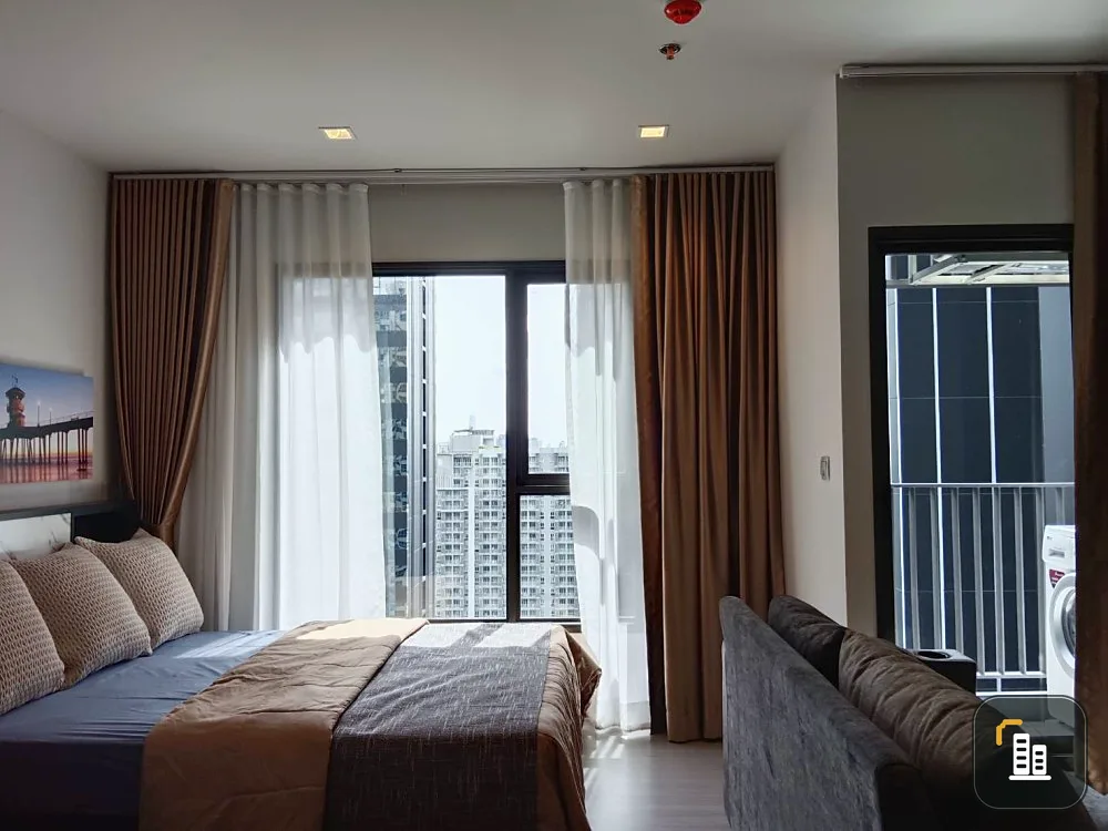 For rent, Life Asoke-Rama 9, 27th floor, well decorated room. The thick, soft sofa is extremely comfortable to sit on. It's very livable. Don't miss i