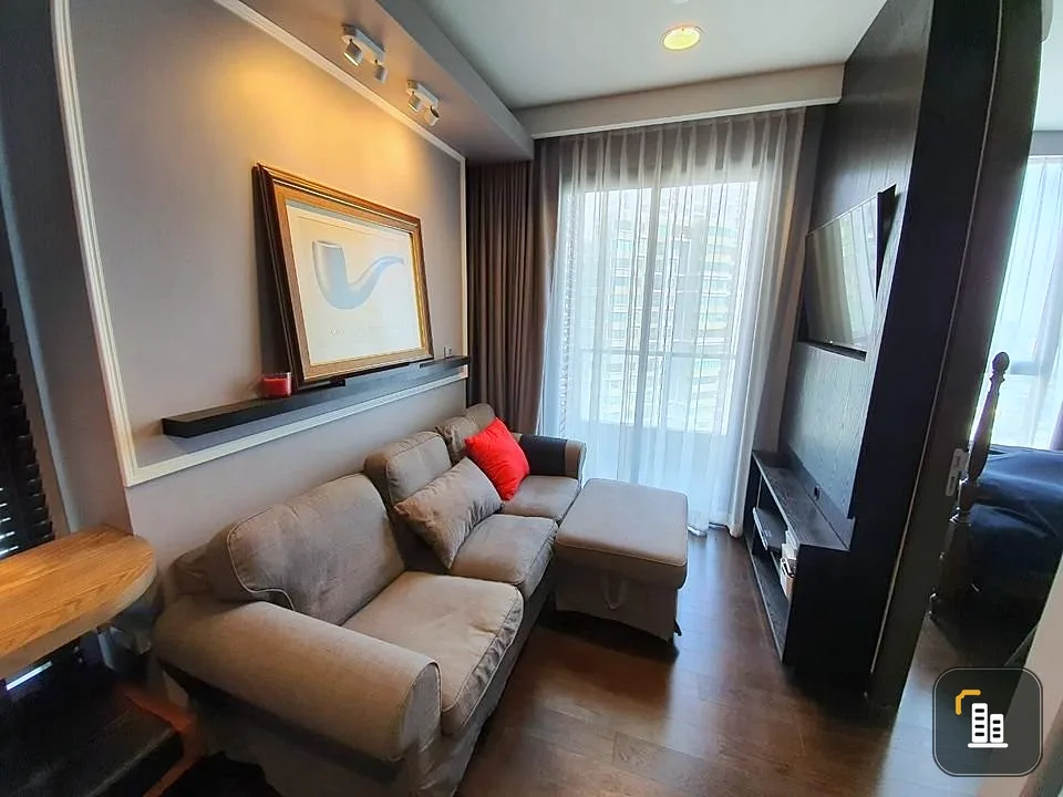 For sale: Lumpini 24, 28th floor, decorated in modern style. Big sofa, very comfortable to sit on. If you don't reserve, you'll make a big mistake.