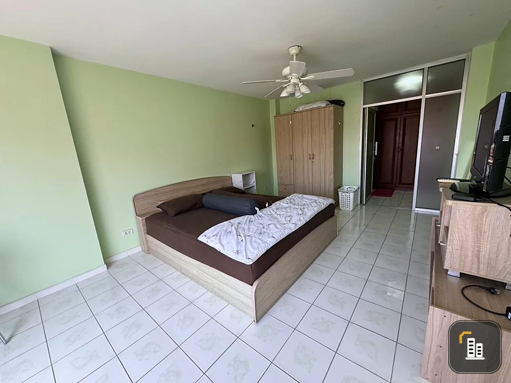 For sale, for rent, sea view, Jomtien Condominium 1-8 (Jomtien), very spacious room. Green tone, easy on the eyes, urgent