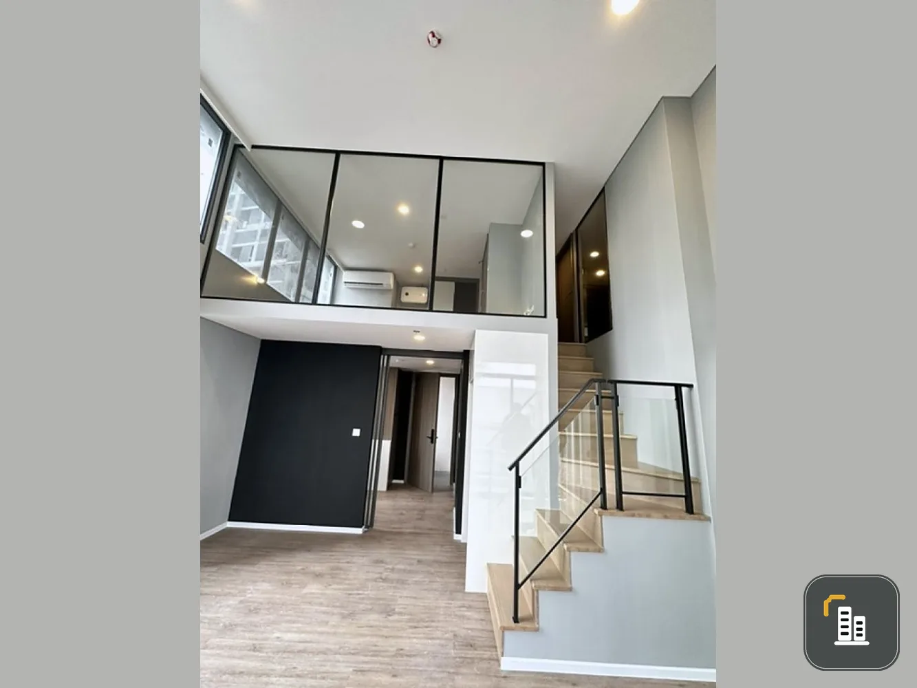 Landmark at MRTA Station for sale, 15th floor, corner room, comes with complete decorations, reserve now.