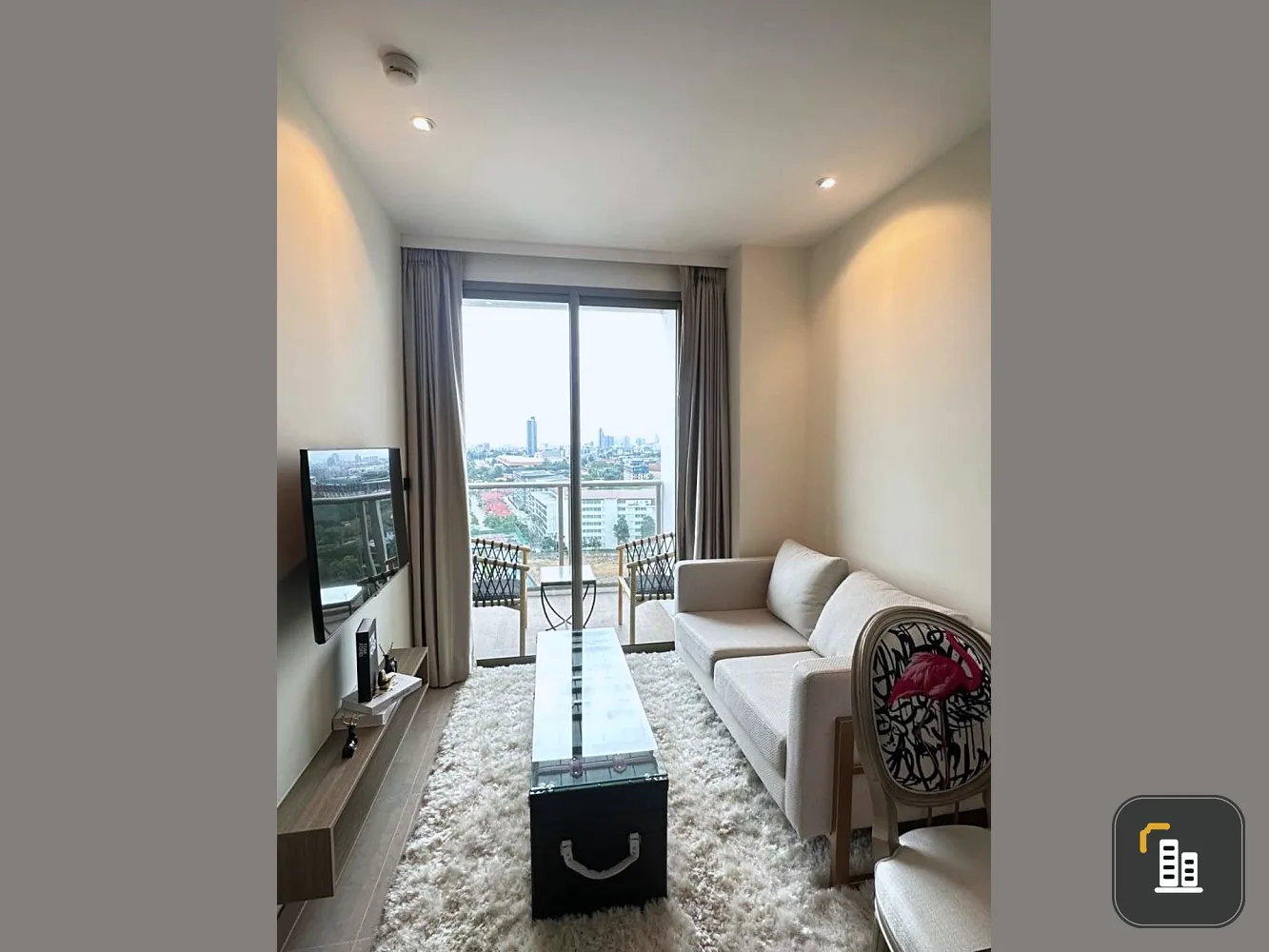 For rent: The Riviera Ocean Drive (Jomtien), corner room, very private. Decorated in a very good looking way, you can't miss it.