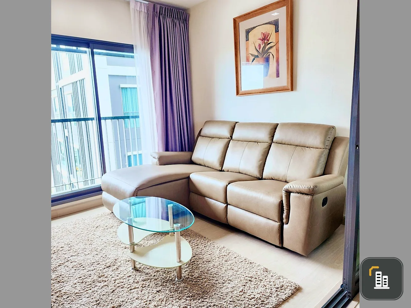 For rent, Life Sukhumvit 48, a room decorated simply, soothing color tones, plush sofas, extremely comfortable to sit on. If you don't reserve, you'll