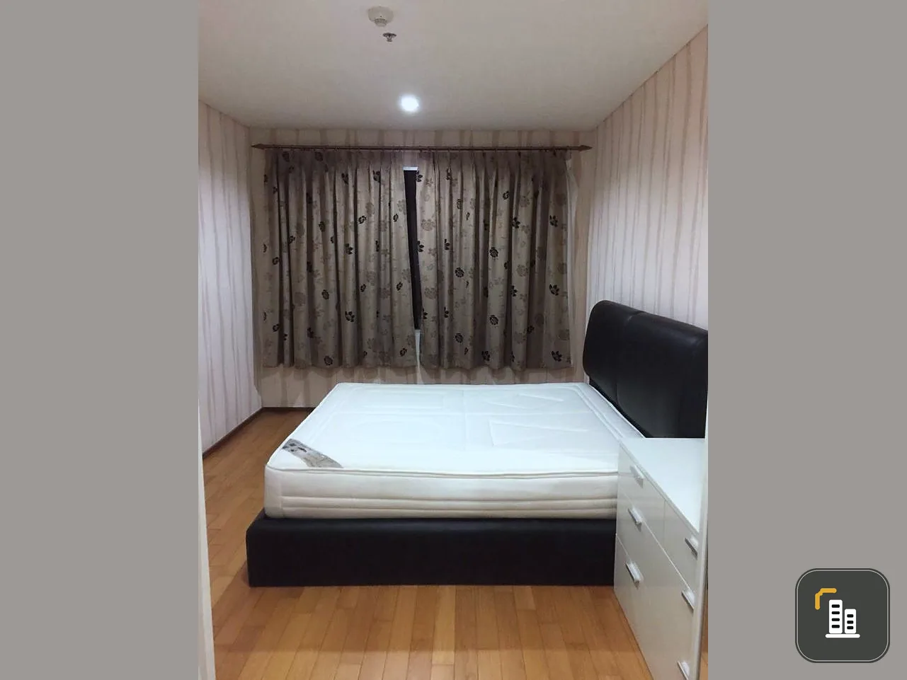 Condo for sale, Villa Sathorn, high floor, most spacious room. Nicely decorated Plus built-in furniture. Reserve now.