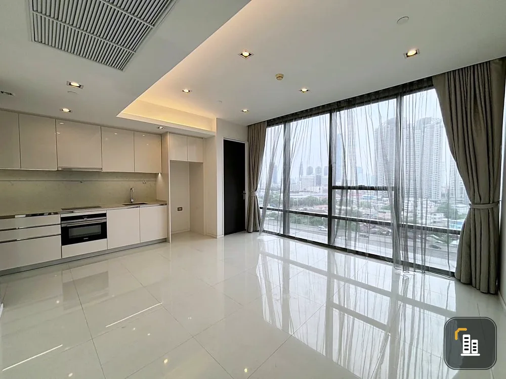 For sale: The Bangkok Sathorn, empty room, luxury condo in the heart of Sathorn. Get the best view of the city. The room is clean and comfortable. Don