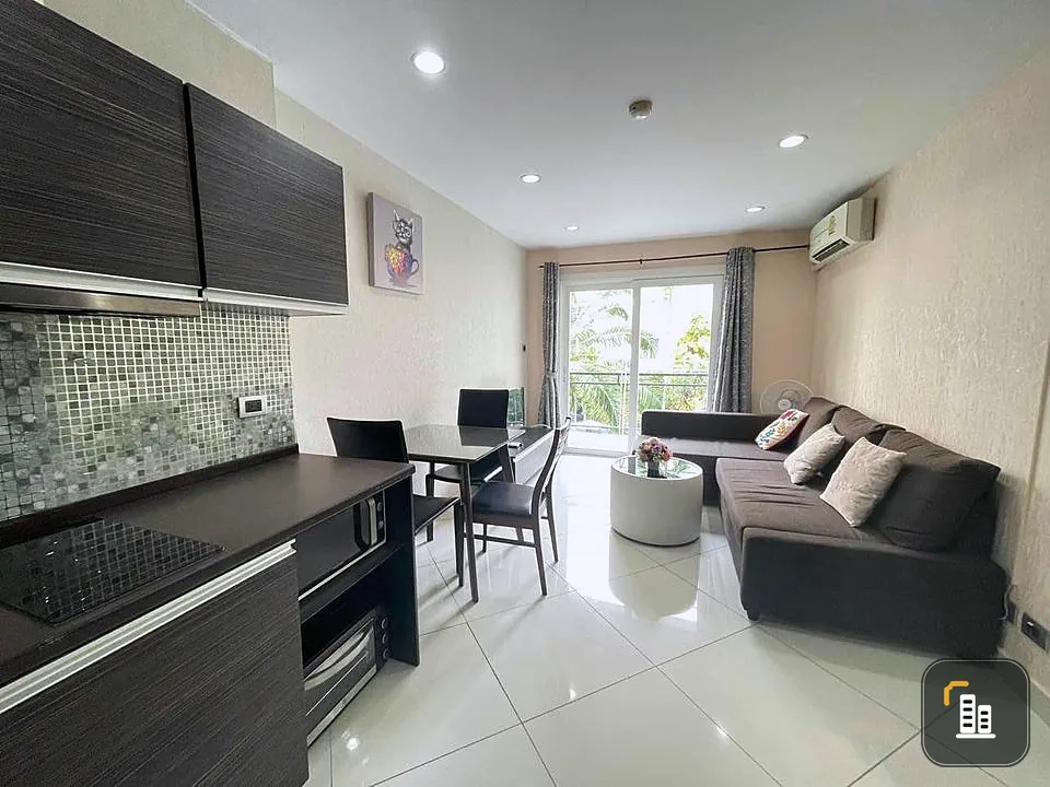 For rent: Park Lane Jomtien Resort (Jomtien), swimming pool view. The atmosphere is very chill. Complete with a complete set of furniture. Don't miss.