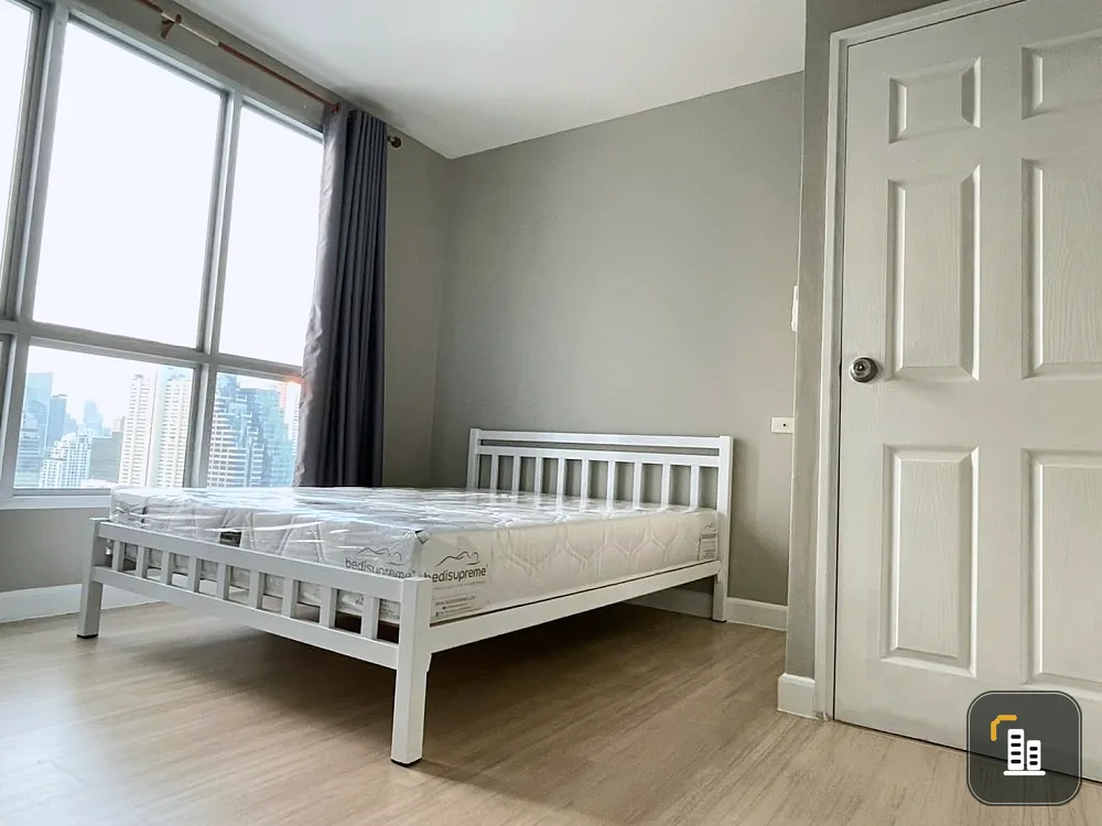 For rent, Life at Sathorn 10, 22nd floor, highest, great city view, very beautiful. The big bed is soft and very comfortable to sleep in. reserve it..