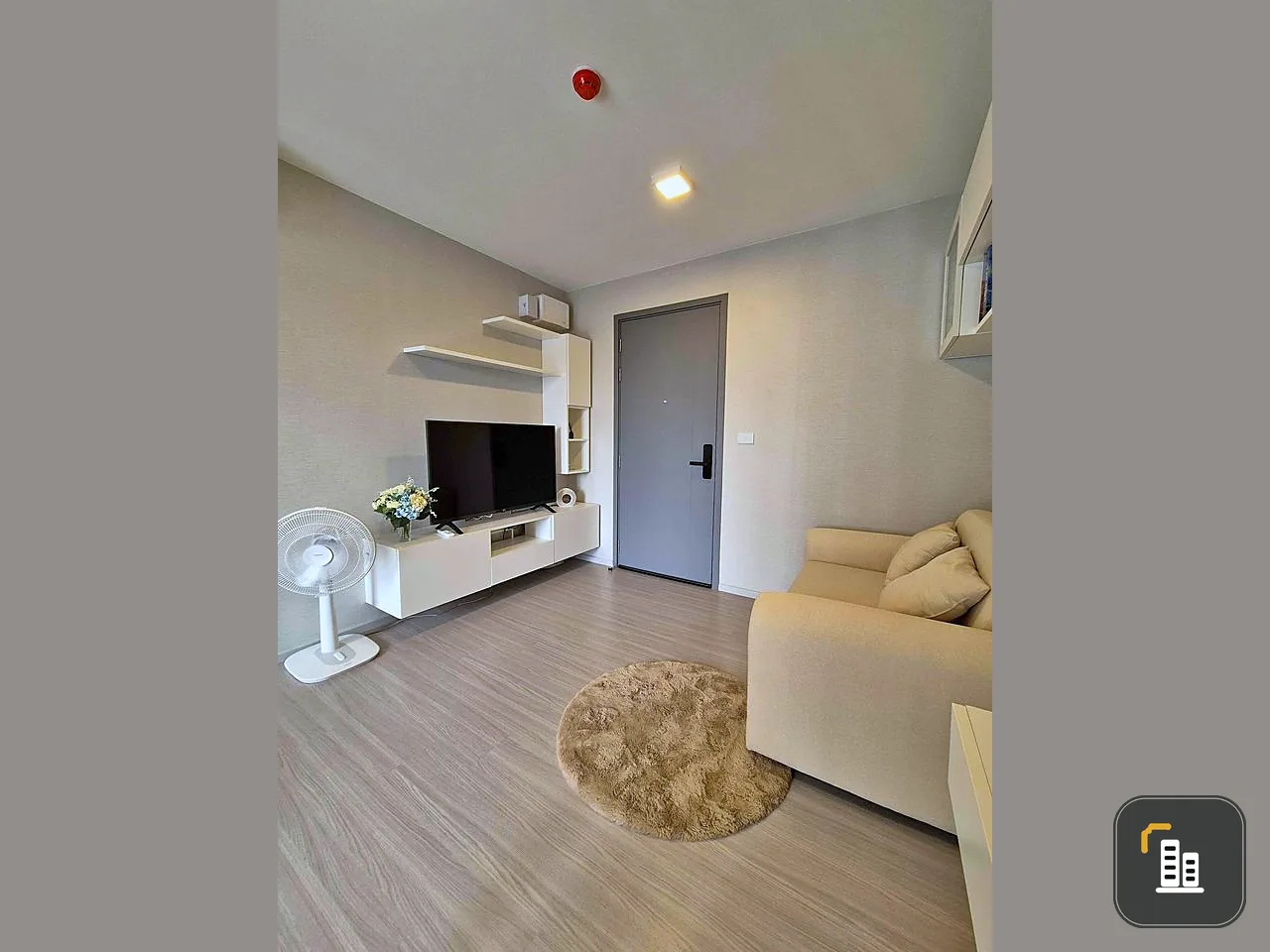 For rent Quintara Phume Sukhumvit 39, 8th floor, room decorated simply, eye-pleasing color tones, extremely comfortable, reserve quickly.