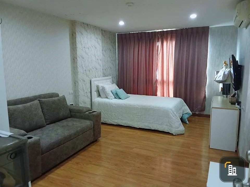 For sale: Double U Condo Phahon-Lat Phrao, good wallpaper installed throughout the room. Complete with a complete set of furniture, don't miss it.