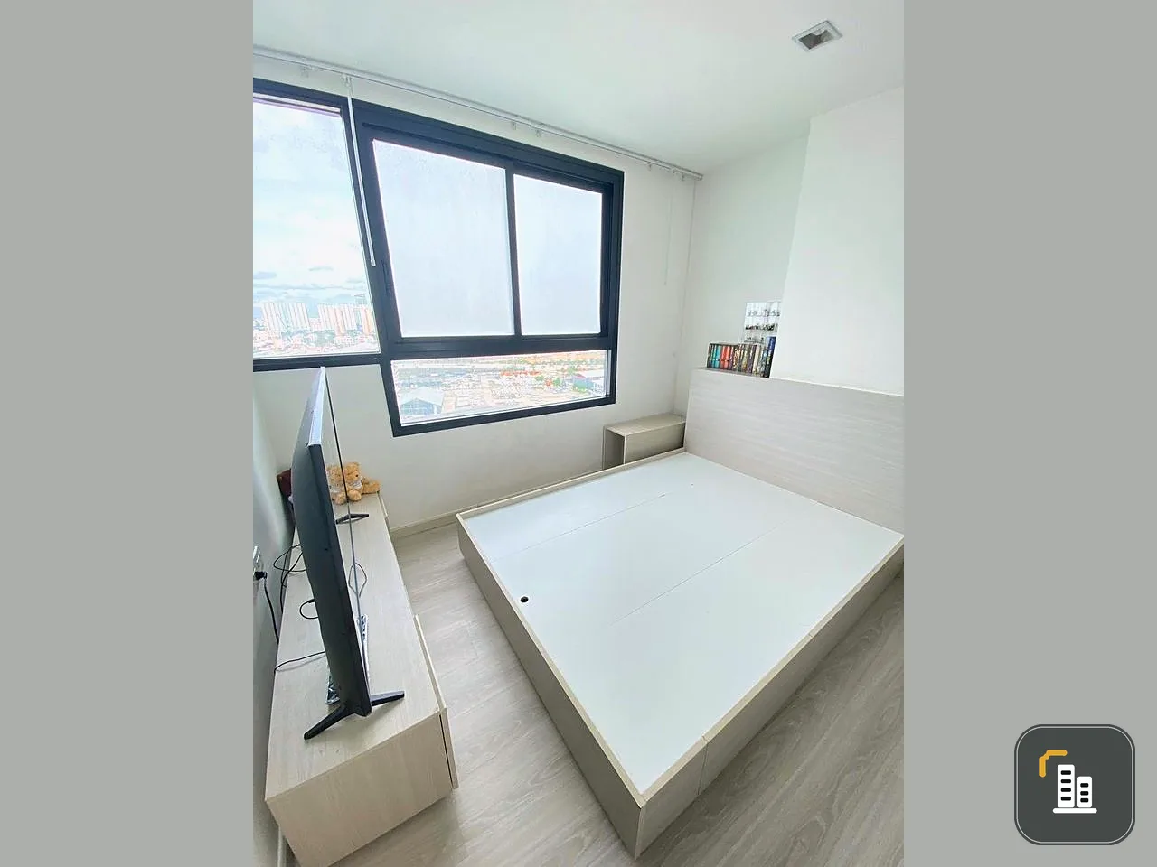 For sale: Skyline Rattanathibet, 17th floor, swimming pool view. Decorated with tones that are pleasing to the eye. Every piece of furniture is in goo