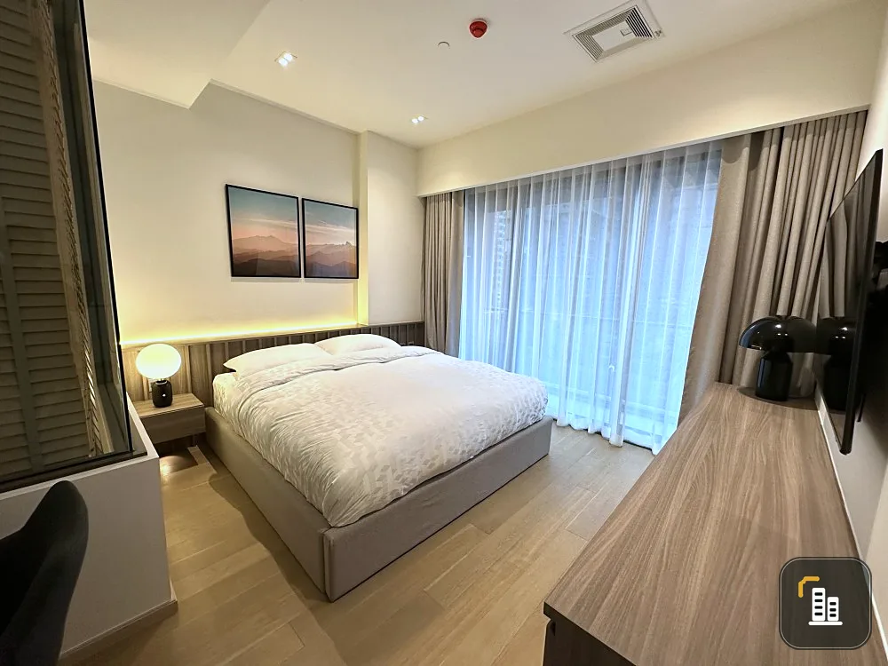 Condo for rent, The Strand Thonglor, room decorated in modern contemporary style, you must hurry to move in and reserve it now.