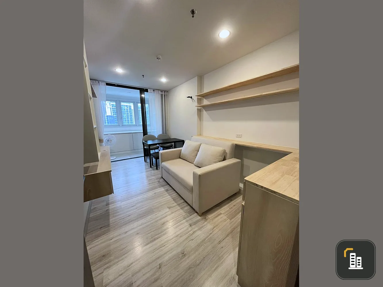 For rent, XT Huai Khwang, beautiful room, complete functions, with full built-ins, supports the Smart home system, don't miss it.