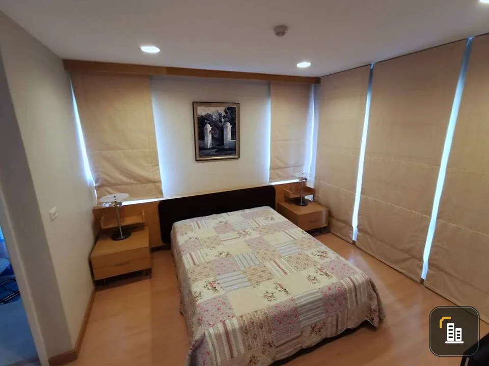 The Bangkok Sathorn for sale, spacious room Decorated simply, nice and comfortable, with thick, soft sofas that are extremely comfortable to sit on. R