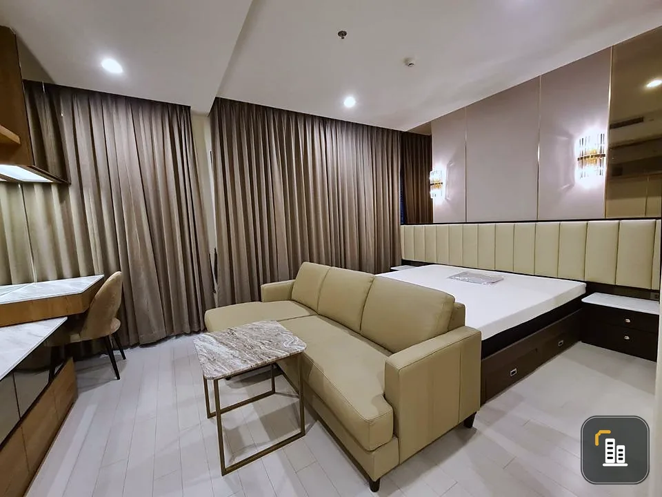 Condo for rent: Noble Ploenchit, pool view from the balcony. High privacy