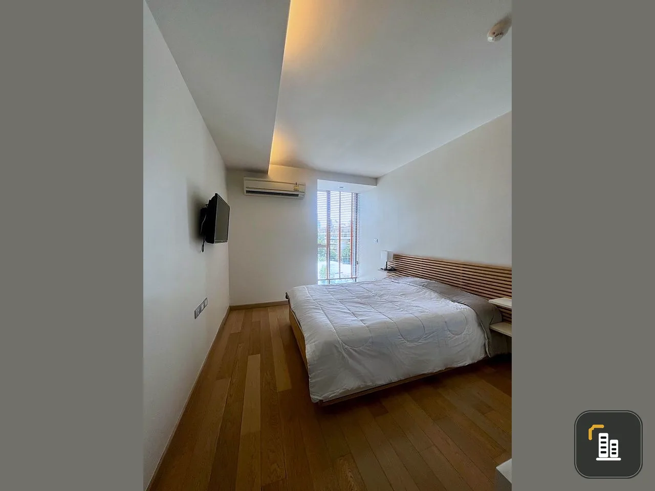 For sale, for rent, Via 49 Condominium, 1 bedroom, 1 bathroom, 7th floor, not too expensive. Let me tell you, don't miss it.