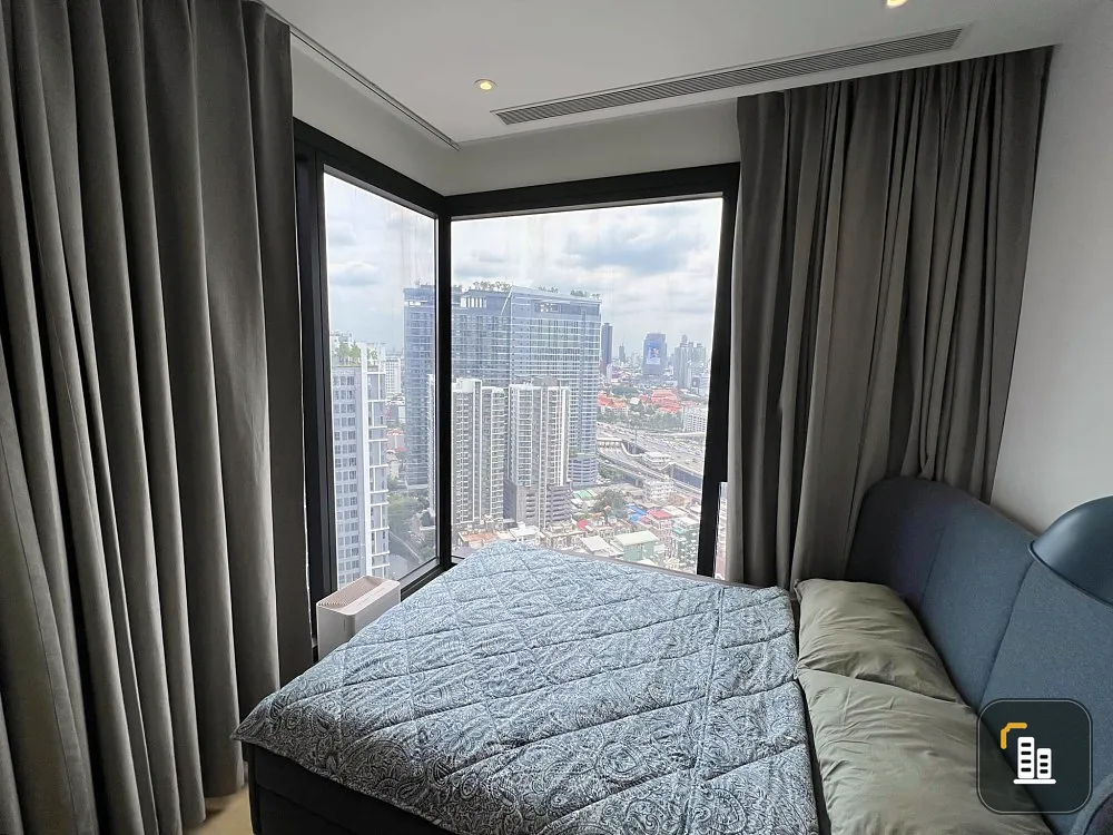 For rent: Ashton Asoke-Rama 9, 31st floor, very good atmosphere. The big bed was very comfortable. The room is very clean and livable. Urgent.