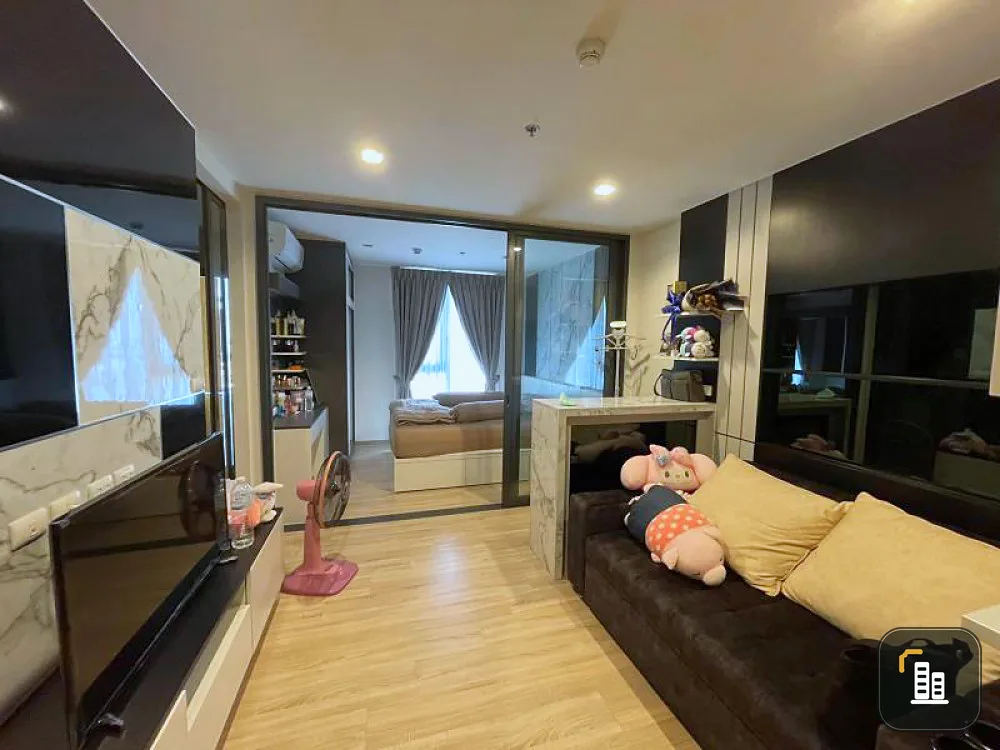 Selling The Base Garden Rama9, very good view, wide room, high ceiling, fully furnished, electrical appliances If you don't book, you will regret it.